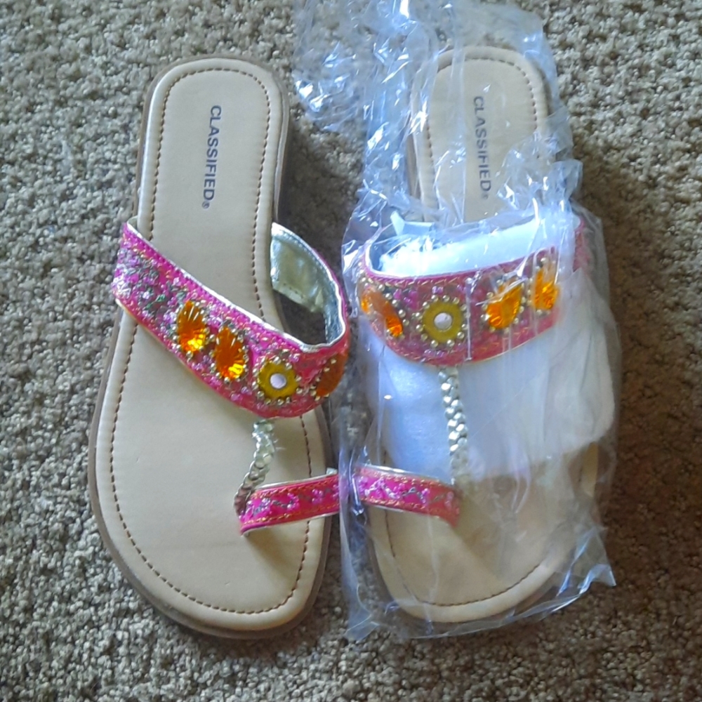 Classified Women's Fuchsia Sandals, size 7.5, brand new with slight heel